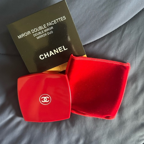 CHANEL Red Double Facettes Mirror GWP - Picture 1 of 3